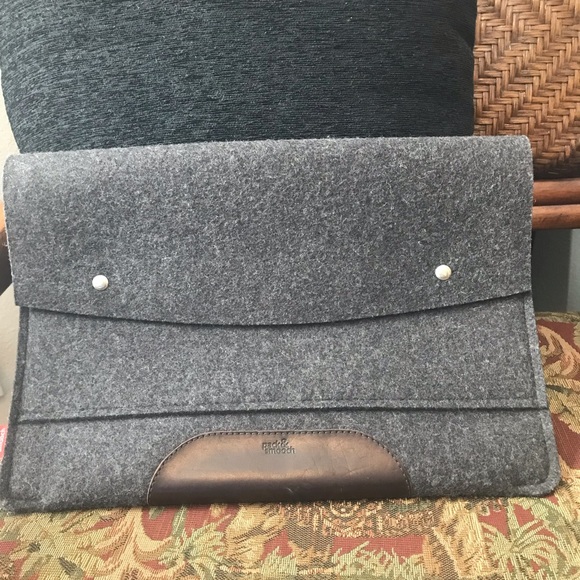 PACK & SMOOCH Hampshire Wool Laptop Sleeve - Picture 1 of 7